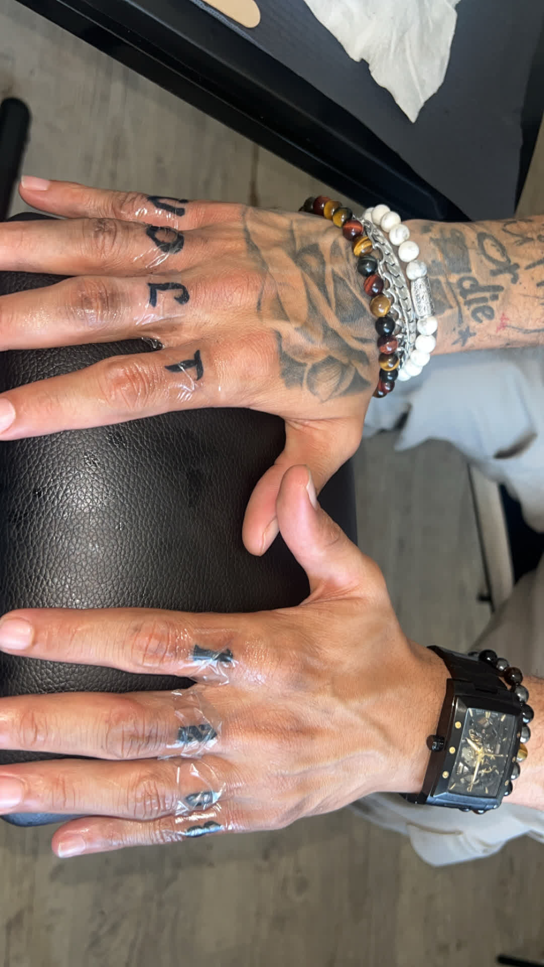 Tatouage des mots LOVE et HATE en lettres noires sur les phalanges